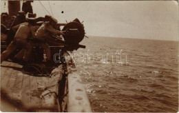 * T2/T3 1915 SMS BLITZ Osztrák-Magyar Monarchia Komet-osztályú Torpedóhajója (őrhajója) Matrózai Aknadobás Közben / K.u. - Unclassified