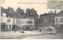 77 - DONNEMARIE EN MONTOIS - SAN67361 - La Place Du Marché - Pli - Autres & Non Classés
