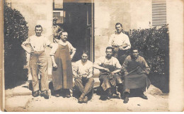 Métiers - N°89211 - Artisanat - Groupe De Cordonniers Travaillant - Carte Photo à Localiser - Ambachten