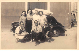 Automobile - N°89149 - Hommes Et Femmes Devant Une Voiture - Carte Photo - Turismo