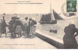 85 - LES SABLES D OLONNE - SAN67516 - Surpris Par La Tempête - Les Bateaux Sardiniers Rentrent Au Port - Sables D'Olonne