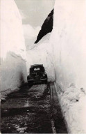 73 - N°90468 - VAL D'ISERE - Voiture Sur Une Route Au Milieu De Murs De Neige - Carte Photo - Val D'Isere