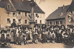 68 - N°90458 - MASEVAUX - Alsaciennes Sur Une Place Autour D'une Fontaine - Carte Photo - Masevaux