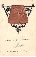 Illustrateur - N°89840 - Art Nouveau - Profil De Femme Dans Une Sorte De Blason - Carte Gaufrée - Autres & Non Classés