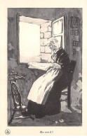 Illustrateur - N°89878 - Roger Broders - En Est-il ? - Femme Lisant Un Journal Près D'un Rouet - Other & Unclassified