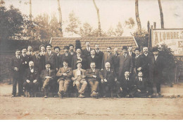 92 - N°90599 - RUEIL ?? - Groupe D'hommes Dans Une Cour - Carte Photo - Rueil Malmaison