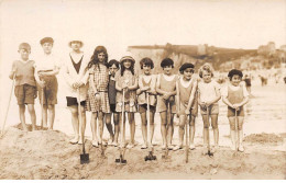 80 - N°90576 - MERS - Enfants Sur La Plage, Certains Avec Des Pelles, Août 1927 - Carte Photo - Otros & Sin Clasificación