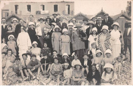 80 - N°90577 - CAYEUX-SUR-MER - Groupe Sur Une Plage Devant Des Cabines De Plage - Carte Photo - Cayeux Sur Mer