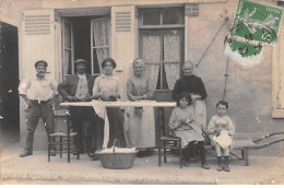 95 - N°90615 - VETHEUIL - Une Famille Dans Une Cour, Les Femmes S'occupant Du Linge, Repassage - Carte Photo - Vetheuil