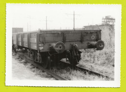 PHOTO TRAIN Wagon Plat à Bogies En Bout Dans Les Années 60 - Treinen