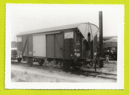 PHOTO TRAIN Wagon Couvert Suisse Marqué YVERDON Avec Toit Basculant Et Passerelle Dans Les Années 60 - Treinen