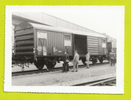 PHOTO TRAIN Wagon Couvert Métallique WAGEN De La DB Porte Ouverte Dans Les Années 60 - Treni