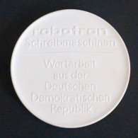 Politik DDR Orden Aus Meißner Porzellan, Robotron Schreibmaschinen, Durchm. 8cm 84gr. In Original-Schatulle - Non Classificati