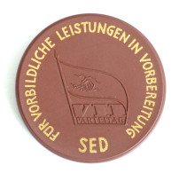 Politik DDR SED-Orden Aus Meißner Porzellan, Gew. Reichsbahndirektion Erfurt 17. April 1967, Durchm. 6,2cm 44gr. In Orig - Ohne Zuordnung