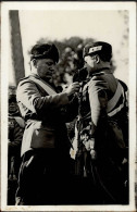 Mussolini Verleiht Einen Orden I-II (RS Klebereste) - Guerre 1939-45
