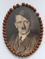 Hitler Bilderrahmen Mit Portrait Rand Aus Holzperlen (24,5 X 18,5 Cm) Heimatsarbeit Aus Dem Erzgebirge RS Mit Urkunde Ar - Guerra 1939-45