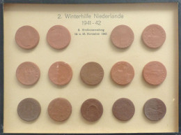 WHW Winterhilfe Niederlande Gaustraßensammlung November 1941 14 Abzeichen Im Rahmen 17,5 X 24 Cm I-II - War 1939-45