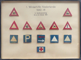 WHW Winterhilfe Niederlande Straßensammlung 1941 13 Abzeichen Im Rahmen Verkehrszeichen 17,5 X 24 Cm I-II - Guerre 1939-45