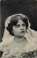 CARTE PHOTO - Femme - Robe - Pensive - Fleurs - Carte Postale Ancienne - Fotografía