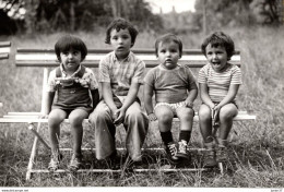 2 Grandes Photos 4 Enfants Sur Un Banc1973 - Anonieme Personen