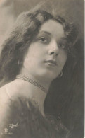 FANTAISIES - Femmes - Femme Portrait - Collier - Carte Postale Ancienne - Women