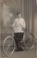 CARTE PHOTO - Femme - Byciclette - Portrait - Carte Postale Ancienne - Photographie