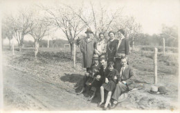 Annonymous Persons Souvenir Photo Social History Portraits & Scenes Elegant Family In The Orchard - Fotografia