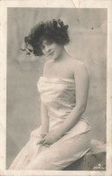 CARTE PHOTO - Femme - En Robe - Portrait - Carte Postale Ancienne - Fotografía