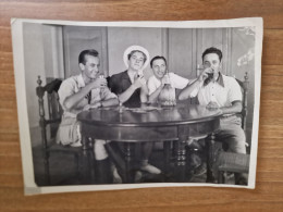 19323.  Fotografia D'epoca Uomini In Posa A Tavola Che Bevono Vino Fiasco Aa '60 Italia - 18x13 - Persone Anonimi