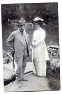 Carte Photo D'un Homme Et Une Femme élégante Posant Prés D'un Lac Avec Des Barques Vers 1905 - Anonieme Personen