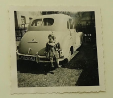 A Little Girl At The EMW BMW 340-2 Limousine Car - Automobili