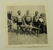 Three Men With A Crocodile On The Beach - Photo Jahnig, Göhren, Rügen - Persone Anonimi