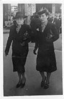 Carte Photo De Deux Femmes élégante Se Promenant Dans Les Rue D'une Ville - Anonieme Personen