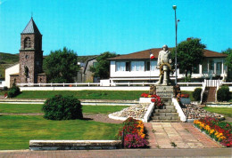 Saint Pierre Et Miquelon -  SAINT PIERRE - Le Monument Aux Marins Et La Cathedrale - San Pedro Y Miquelón