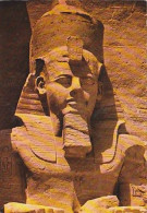 AK 214899 EGYPT - Abu Simbel - Statue Of Ramses In Front Of The Great Temple - Temples D'Abou Simbel