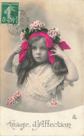 Enfant - Gage D'Affection - Fillette Ajustant Un Ruban Avec Des Fleurs Dans Les Cheveux - Portraits