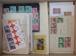 WuKi Kleine Schachtel Mit Losen Briefmarken U. Ein Paar Belege Alle Welt Von Alt Bis Neu - Collections (without Album)