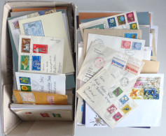 Schweiz Briefe-Sammlung Im Karton, Meist FDC, Wenig Vor 1950, Dabei Auch Mehrfach Stickerei-/Holz-Marke, Hohe Nominalwer - Sonstige - Europa