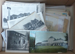 WUKI Kiste Mit Ca. 300 Ansichtskarten, Einigen Philatelistischen Belegen, Ausweisen, Zeugnissen, Fahrscheinen Usw. - 100 - 499 Postcards