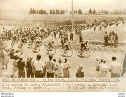 CYCLISME 07/1961 TOUR DE FRANCE 1961 13ème ETAPE STABLINSKI EMMENE LE PELOTON PHOTO DE PRESSE 18X13CM - Ciclismo