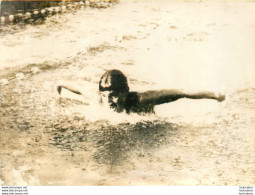 NATATION 08/1959 PIROLLEY CHAMPION DU 100 METRES PAPILLON HOMME TORSE NU PHOTO DE PRESSE 18X13CM - Sport