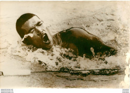 NATATION 08/61 LE JAPONAIS TSUYOSHI YAMANAKA  RECORD DU MONDE DU 200 METRES PHOTO DE PRESSE 18X13CM - Sport