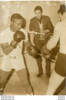 BOXE 12/1960 ALAIN DELON ASSISTE A L'ENTRAINEMENT DE DAVEY MOORE AVANT COMBAT CONTRE LAMPERTI  PHOTO DE PRESSE 18X13CM - Personalità