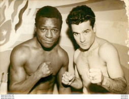 BOXE 11/1960 LA PESEE DE AKONO ET ROBERT DI MARTINO  PHOTO DE PRESSE 18X13CM - Sport