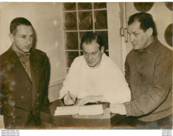 BOXE 11/1960 GRACIEUX LAMPERTI SIGNE LE CONTRAT ENTOURE DE SCOTTO  ET BARBA PHOTO PRESSE 18X13CM - Sport