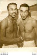 BOXE 11/1960 HORNSBY ET HASHAS AVANT LE COMBAT PALAIS DES SPORTS LA PESEE PHOTO DE PRESSE 18X13CM - Sport