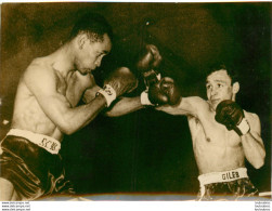 BOXE 02/1961 FERNAND NOLLET BATTU AUX POINTS  CONTRE DAVE CHARNLEY PHOTO DE PRESSE 18X13CM - Sport