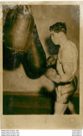 BOXE 1957 MAC ATEER S'ENTRAINE AVANT SON COMBAT TITRE D'EUROPE CONTRE HUMEZ PHOTO DE PRESSE 18X13CM - Sport