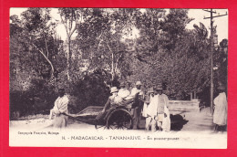 E-Madagascar-40D02   TANANARIVE En Pousse Pousse, Animation, Cpa BE - Madagaskar