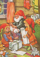 PÈRE NOËL ENFANT NOËL Fêtes Voeux Vintage Carte Postale CPSM #PAK283.FR - Santa Claus